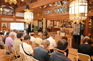 ８１年前の姫路空襲の犠牲者らを悼み、手を合わせる地域住民ら＝真宗寺