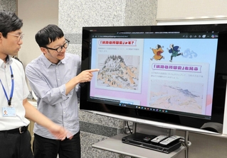 新設したサイト「れきはくＳｅａｒｃｈ」を紹介する（右から）吉原大志さんと竹内信さん＝県立歴史博物館