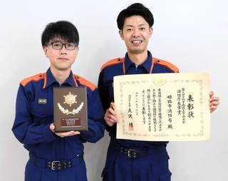 野焼き火災防止の取り組みを企画した山本裕規課長補佐（左）と森下真資消防司令補＝飾磨消防署