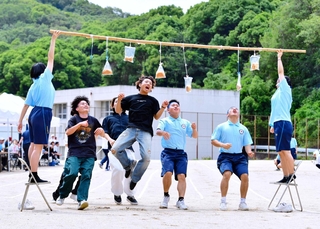 Ｔシャツ、デニム姿のＯＢらと競う体操服の在校生。「卒業生のおかげで行事が成り立った」＝姫路市家島町宮