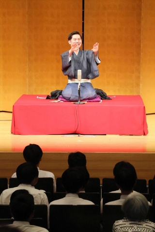 母校の生徒らに落語を披露する三遊亭萬次郎さん＝姫路市網干区垣内南町、姫路市立図書館網干分館