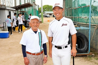 横田薫信さん（左）から姫路南高校の選手時代に薫陶を受けた網干高校野球部監督の川﨑凌太教諭＝姫路南高校
