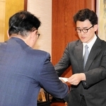 給与改定の答申書を清元秀泰市長（左）に手渡す兵庫県立大学の井関崇博教授＝姫路市役所