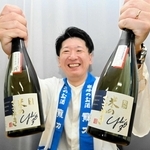 全国新酒鑑評会で金賞、ＩＷＣで兵庫トロフィーに輝いた「米のささやき」をＰＲする本田商店の本田龍祐社長＝姫路市役所