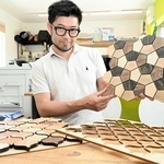木の端材を再利用して「モガナタイル」を考案した松森栄次さん＝姫路市花田町小川