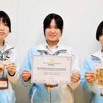「藍姫チヂミ」の開発などを発表し、国際大会「ＩＣＩＡ」で銀賞を獲得した地域創生部員の（右から）西本良太郎さん、相馬優心さん、倉本華さん＝姫路商業高校