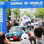 ファンに見送られて出発するクラシックカー＝大手前公園