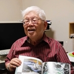 剪画の作品集を刊行した小坂通泰さん＝姫路市網干区和久