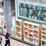 映画「黒牢城」の姫路城ロケをＰＲする姫路市観光案内所＝姫路市駅前町