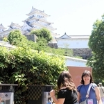 姫路城に設置された給水機を使う外国人観光客＝姫路市本町