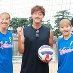 「ヴィクトリーナ　レヴァリス」の（左から）吉岡可奈選手、牛尾正和監督、坊野明里選手＝高砂海浜公園
