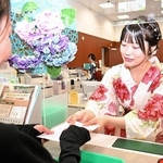 華やかな浴衣姿で接客する職員＝姫路信用金庫駅前支店