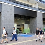 姫路市の新たな観光案内所が入る複合型マンションの１階部分。愛称が決まり、１０月のオープンに向けて工事が進む＝１０日、同市二階町（撮影・有島弘記）