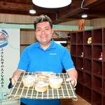 手作り総菜や弁当の販売店を開いた小林昂祐さん。今後商品の充実を図る予定でイートインにも対応する＝姫路市家島町宮