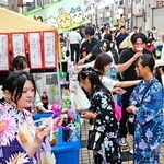 露店で賑わう西二階町商店街＝姫路市西二階町（撮影・中西幸大）