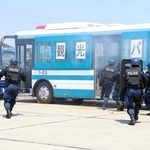 テロリスト役が立てこもるバスに乗り込む県警機動隊員＝姫路市飾磨区細江、飾磨４号岸壁