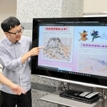 新設したサイト「れきはくＳｅａｒｃｈ」を紹介する（右から）吉原大志さんと竹内信さん＝県立歴史博物館