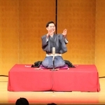 母校の生徒らに落語を披露する三遊亭萬次郎さん＝姫路市網干区垣内南町、姫路市立図書館網干分館