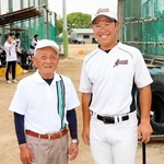 横田薫信さん（左）から姫路南高校の選手時代に薫陶を受けた網干高校野球部監督の川﨑凌太教諭＝姫路南高校