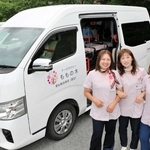 介護タクシーを始めた看護師の菅原菜都さん（左）ら＝姫路市青山