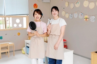 チャイルドラボを開いた今中晴香さん（左）と舞さん＝姫路市御国野町国分寺
