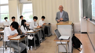 特別授業で「まちづくりと防災」について話す兵庫県立大大学院の青田良介特任教授（右）＝姫路市網干区新在家、網干高校