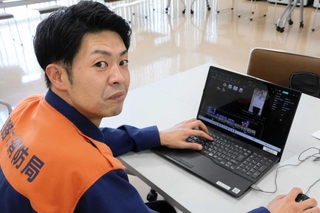 インスタグラムやＴｉｋＴｏｋ用に動画を編集する森下真資消防司令補＝飾磨消防署