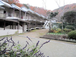 藤ノ木山野外活動センターの宿泊棟＝姫路市山田町南山田（姫路市教育委員会提供）