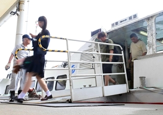 通勤や通学など島民の足として欠かせない坊勢輝汽船。７月から平日２往復減便した＝姫路港