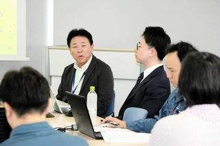 製造業に加え、蓄電池事業で成果を上げている城洋の角田城治社長（奥）＝姫路市白浜町宇佐崎南１
