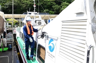 デッキなどを点検する神戸運輸監理部の担当者＝姫路市家島町坊勢、奈座港