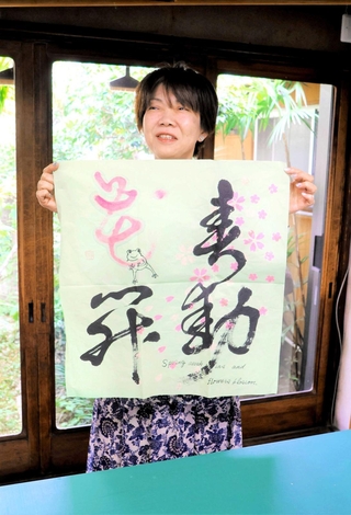 受賞作を手に、思いを語る前田亜紀さん＝神戸市東灘区住吉宮町、玉木楽山堂