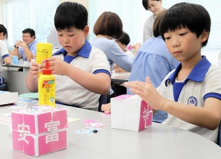 からくりおもちゃの工作に挑む児童ら＝安富北小学校