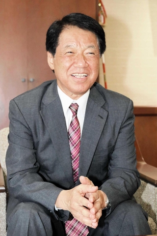就任の抱負を語る姫路市議会の西本真造議長＝姫路市安田４
