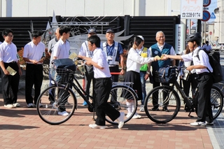 自転車通学、安全に 姫路工業高と姫路署タッグ ヘルメット着用を生徒に