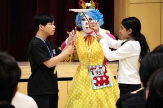 皿を回転させたまま棒を使ってリレーする生徒ら＝あかつき中学校