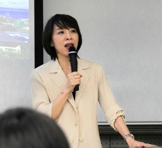 ファッションと性の関係について語る神戸大大学院の平芳裕子教授＝兵庫県立大姫路環境人間キャンパス