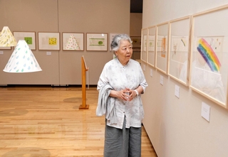 自作への思いを語る西巻茅子さん＝姫路文学館