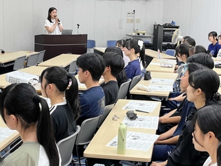 「記者の仕事・新聞の役割」をテーマにした出前授業＝姫路東高校