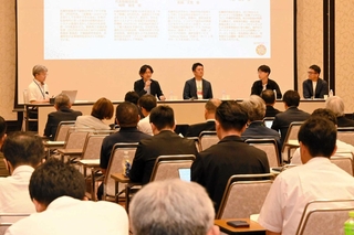 播磨地域の企業や県立大発ベンチャーなどが登壇したパネルディスカッション＝姫路市下寺町