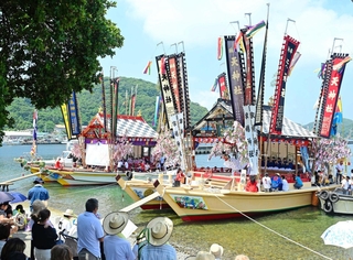 神社前の浜に着けられた華やかな２地区の檀尻船。交互に獅子舞が奉納された＝１９日午前、姫路市家島町宮