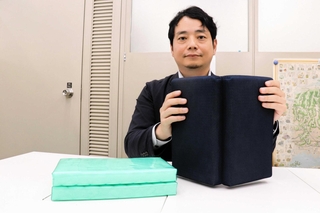 「集中を支えるクッション」を考案した澤田棉行の澤田尭社長＝姫路市西今宿３