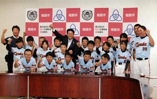 春の全国８強から日本一を目指す熊見コンドルの選手ら＝姫路市役所