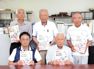 民具の調査に取り組んだ香寺歴史研究会のメンバー＝姫路市香寺町犬飼