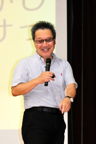 「大事なのは能力でなく続けること」と語る作家の木村達哉さん＝香寺高校