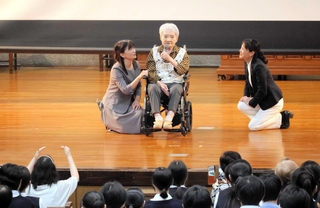 贈呈式で自身の経験や挑戦の大切さ語る武市眞子さん（中央）＝日ノ本学園高校