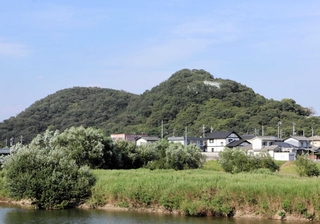 羽柴秀長が拠点を構えたとされる山崎山の遠景＝姫路市広畑区才から