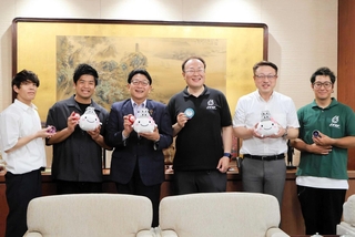 「ワールドヨーヨーコンテスト」のＰＲのため清元秀泰市長（左から３番目）と対談した「日本ヨーヨー連盟」のメンバーたち＝姫路市役所