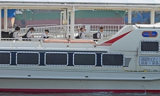 船で帰路につく家高生。便の時刻に合わせて島内２つの港を使い分けている＝姫路市家島町宮