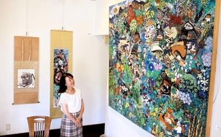 丸投三代吉の代表作「夏のはなし」を前に、思い出を語る丸尾三千代さん＝ギャラリー喫茶「歓創居」
